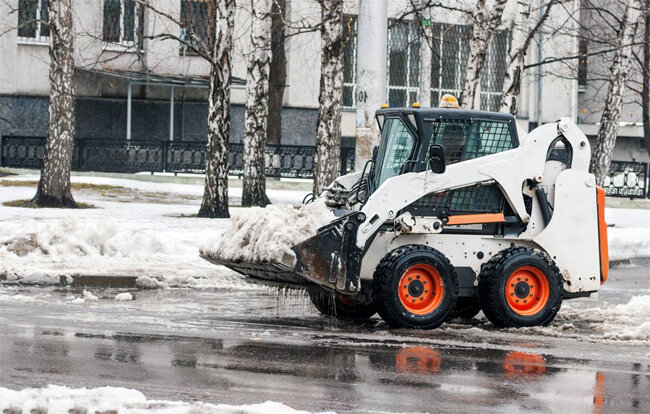 Уборка снега в Алматы машиной снегоочистителем